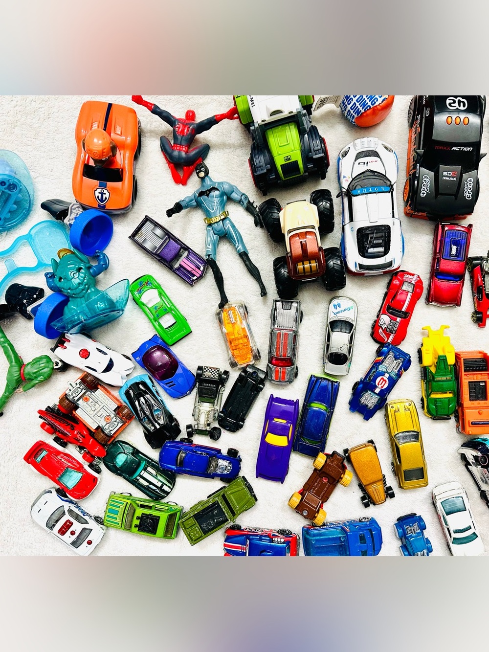 Huge Lot Cars, Mix, Diecast Cars and Trucks Mixed Scale, Hot Wheels